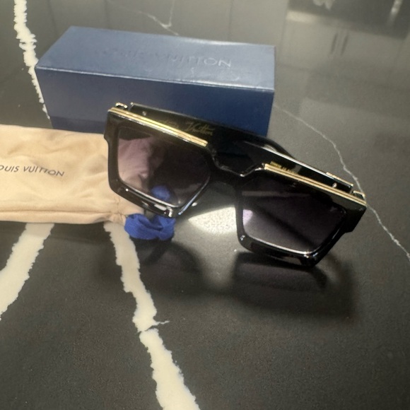 Louis Vuitton sunglasses - Picture 2 of 5